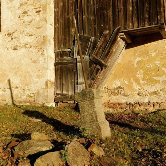 Kovový kříž u kostela v Kozlově