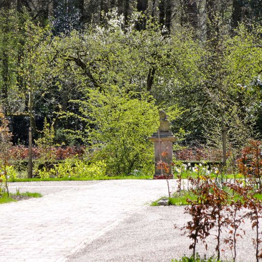 Den Oldenhof, piedestals met leeuw met wapenschild Vollenhove