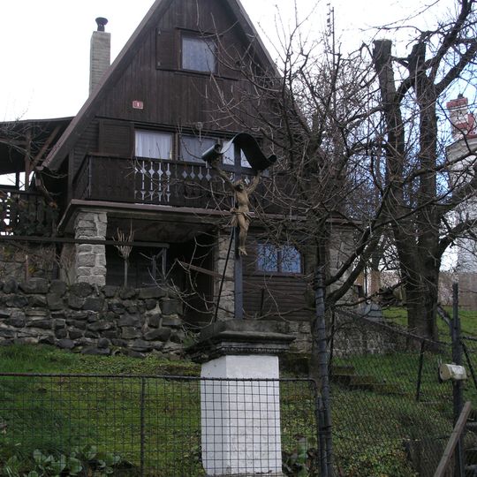 Kříž v ulici Ke Hradu u schodů ke kostelu v Sloupu