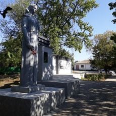 Monument la mormântul comun al ostașilor căzuți în 1944