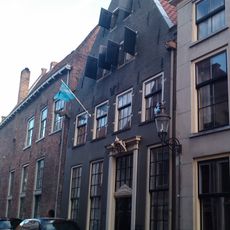 Huis met zadeldak tussen twee tuitgevels