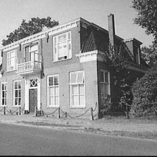 Huis van het Asser type met later gewijzigde verhoogde middenpartij