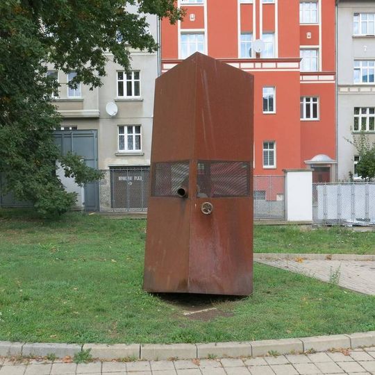 Kovová plastika u vstupu do kampusu univerzity v Ústí nad Labem