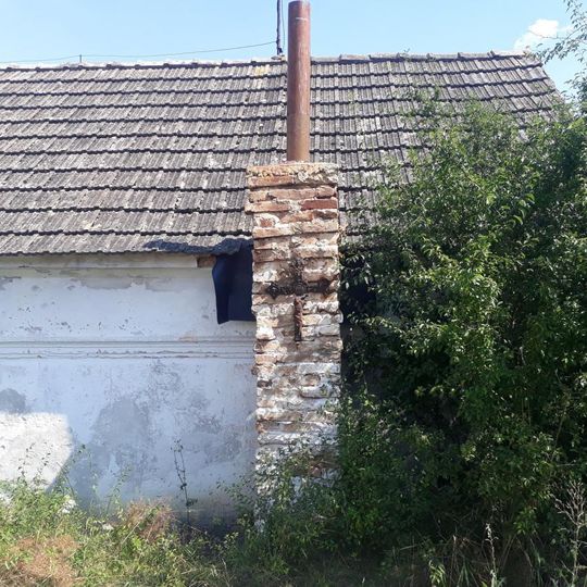 Kříž v Černíkovicích na komíně