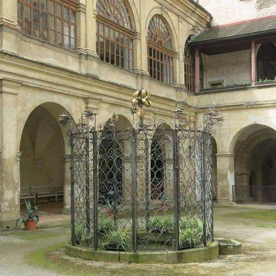 Studna na nádvoří zámku v Horšovském Týně