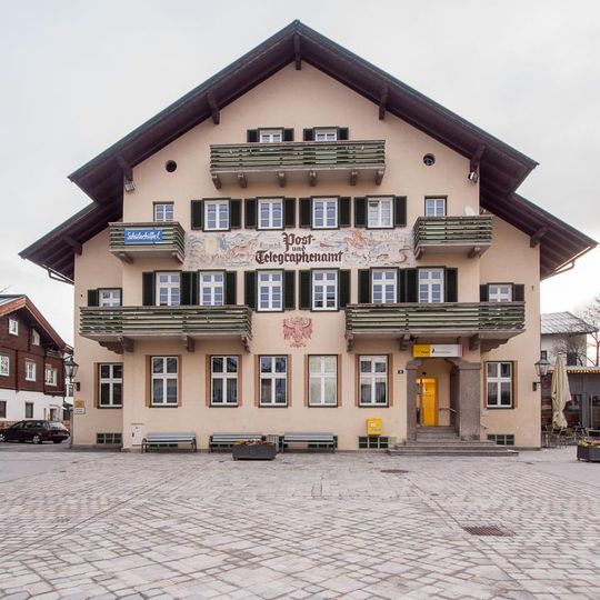 Fassaden und Treppenhaus des Postamtes