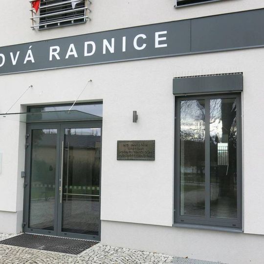 Pamětní deska Jana Skály na budově Nové radnice v Turnově