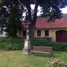 Kříž na návsi v Těchobuzi