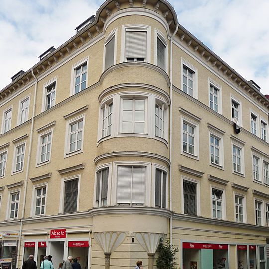 Wohn- und Geschäftshaus