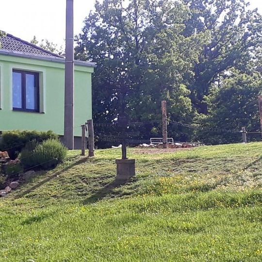 Kříž na zahradě ve Smilovicích