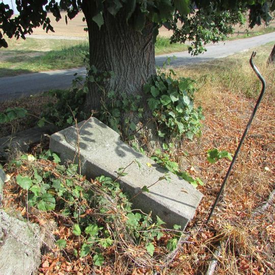 Zničený kříž u silnice mezi Mašovicemi a Milotičkami