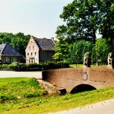 De Gelder: bruggen en keermuur