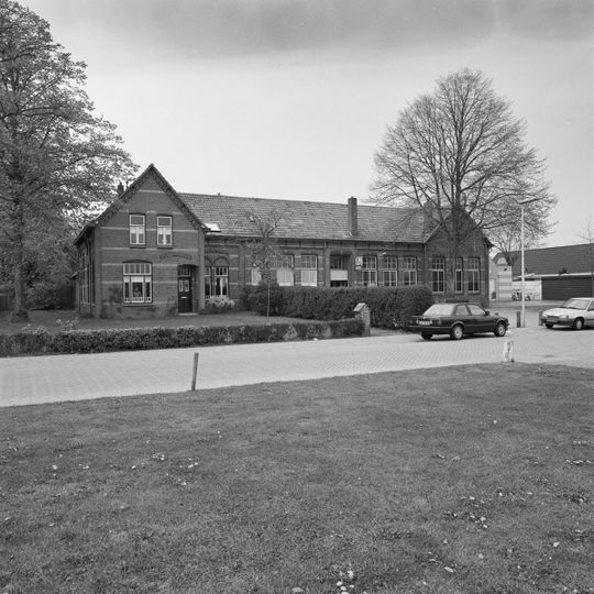 Voormalige St. Antoniusschool en onderwijzerswoning