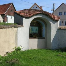 Kapličky v rozích ohradní zdi kostela v Mukově