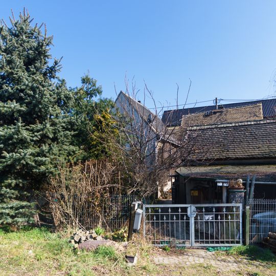 Wohnhaus , Seitengebäude , Stallgebäude und Schuppen eines Bauernhofes Ernst-Thälmann-Straße 7; 7a