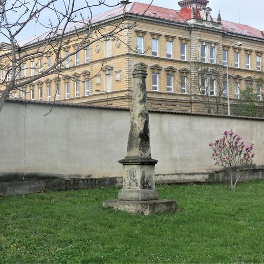 Sloup-obelisk u kostela svatého Jana Křtitele v Kolíně