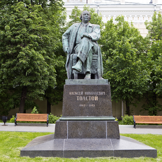 Алексей Толстой һәйкәле