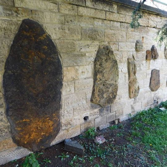 Zlomky náhrobních stél na Loretánském náměstí v Praze