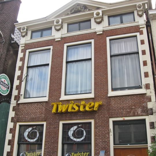 Onderkelderd pand met hoekblokken en tympaan