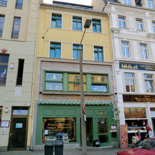 Wohnhaus in geschlossener Bebauung, mit Laden Demianiplatz 18