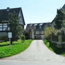 Vierseithof mit Wohnstallhaus (Nr. 2), Seitengebäude, Scheune, Auszugshaus (Nr. 2a), Toreinfahrt und Hofpflasterung Pirnaer Straße 2; 2a