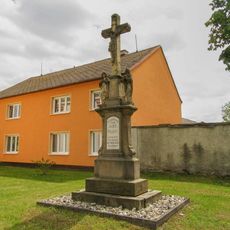 Kříž ve Třech Dvorech u kaple ve středu vesnice