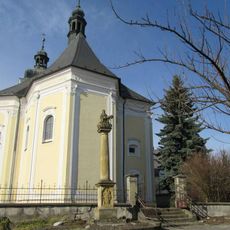 Sloup se sousoším Piety v Senici na Hané za kostelem