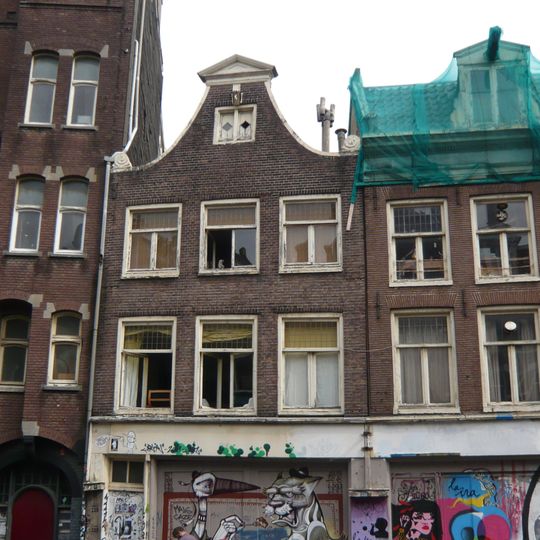 Huis met latere gevel onder klokvormige top