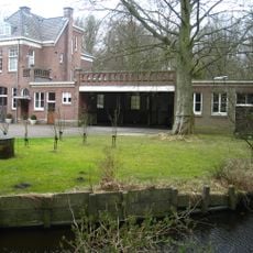 Villa Ruys, (Auto)garage met paardenstallen, wagenbergplaats en bovenwoning