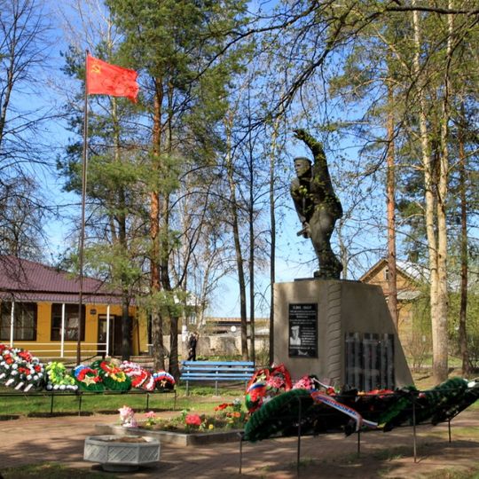 Братское кладбище советских воинов, погибших в борьбе с фашистами. Здесь похоронен Герой Советского Союза К.А. Кулик