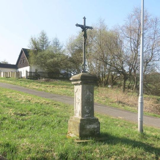 Kříž na rozcestí u cesty ke kostelu