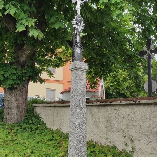 Kříž ve Skočicích u hřbitovní brány