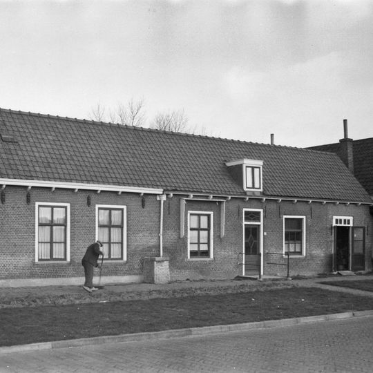 Bij nr 22 aansluitend perceelsgedeelte met werkplaatsdeur aan het kerkplein