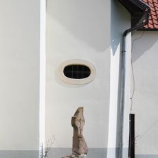 Smírčí kříž v Popovicích u kostela