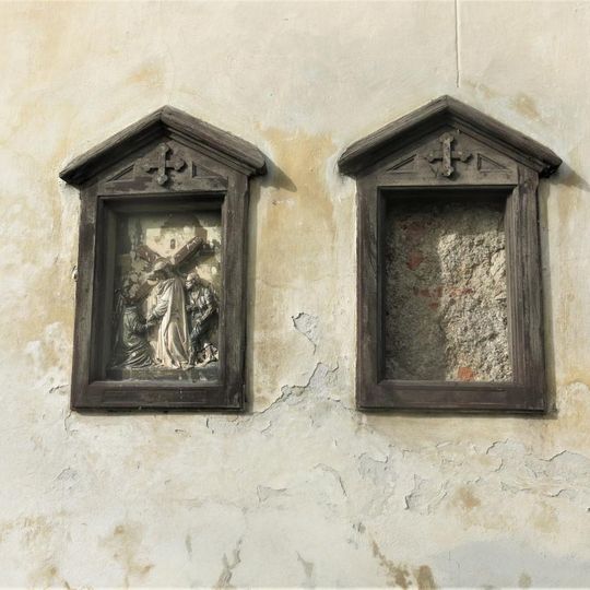 Kapličky V. a VI. zastavení křížové cesty na kostele ve Vratislavicích nad nisou