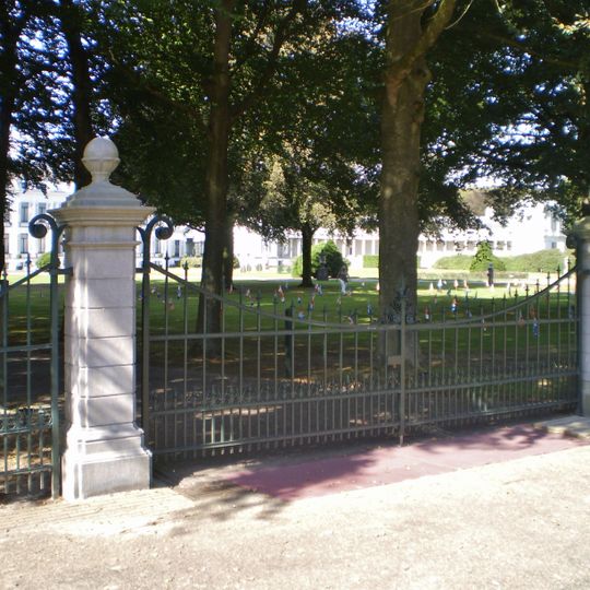 Hekwerk met hardstenen en gietijzeren hekpijlers