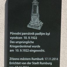 Pomník-desky padlým v 1. světové válce na kapli v Dolních Křečanech