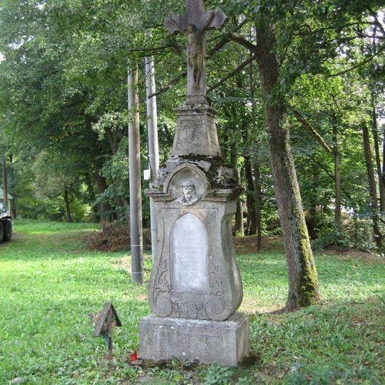 Boží muka u křižovatky silnic a železničního přejezdu v Malé Moravě