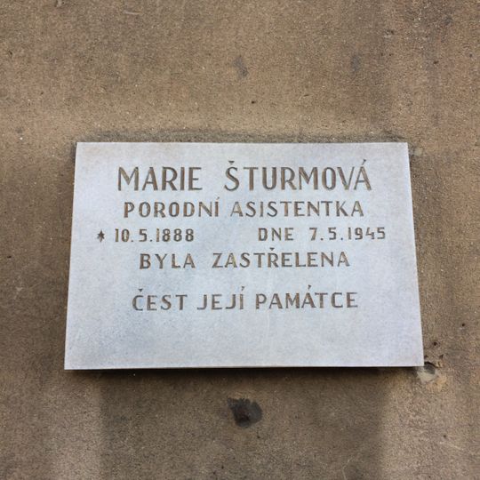 Pamětní deska Marie Šturmové na domě Koněvova 128/1715 na Žižkově