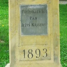 Kříž na rozcestí v Mnetěši