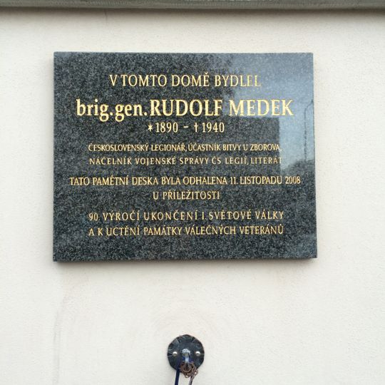 Pamětní deska Rudolfa Medka v ulici Nad Štolou na Letné