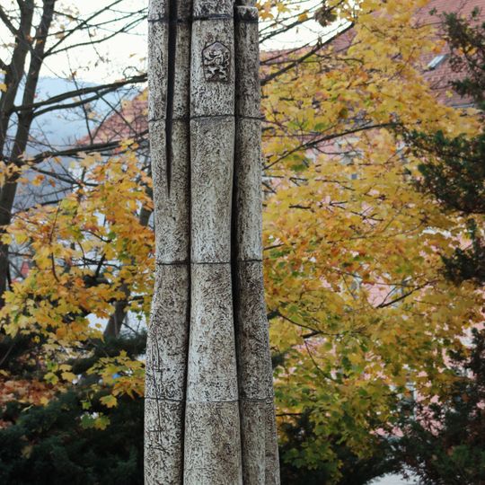 Plastika před budovou okresního soudu v Prachaticích