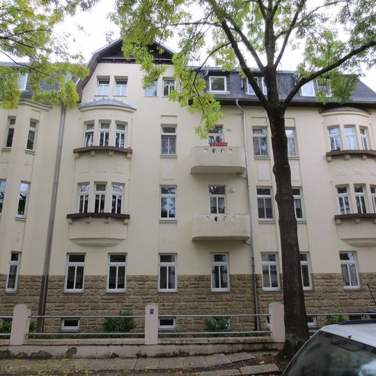 Mietshaus in halboffener Bebauung , mit Vorgarten und Einfriedung Straßburger Straße 22