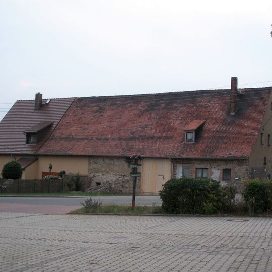 Rittergut mit der einzigen erhaltenen Scheune mit Stallungen, dazu Reste der Hofmauer Altenburger Straße 29