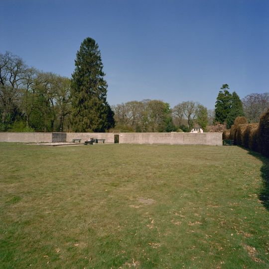Oranjewoud, bakstenen muur met hek
