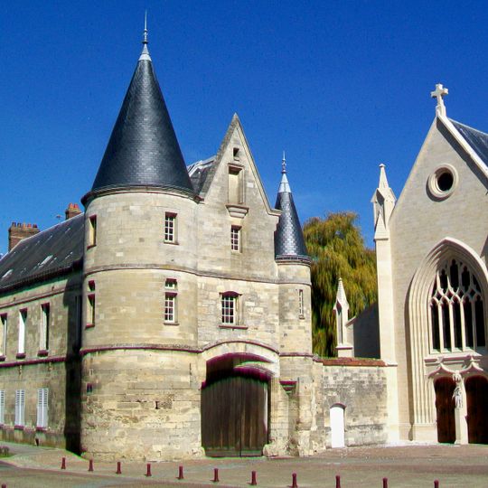 Porte, place du Général-de-Gaulle