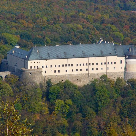 Hrad Červený Kameň, palác