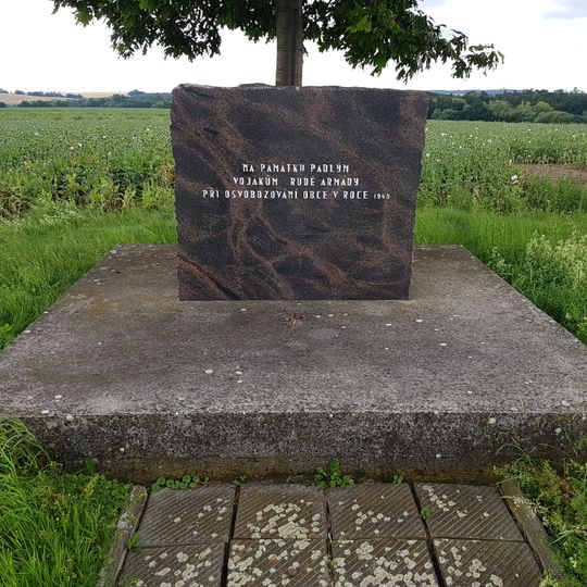 Pomník padlým severně od Hněvošic u státní hranice