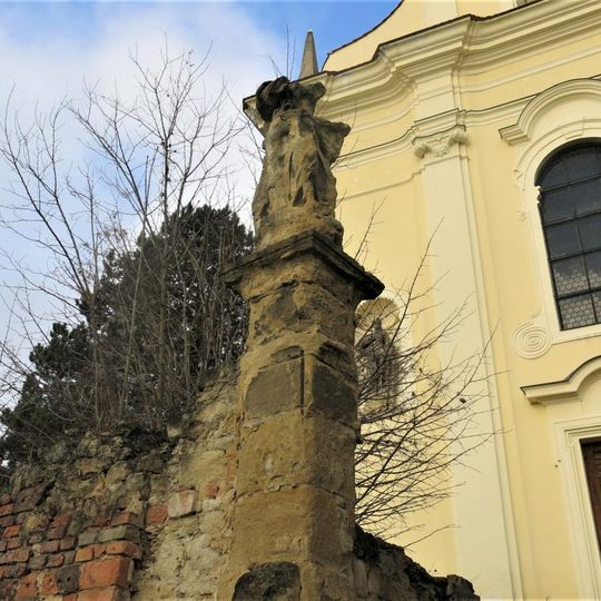 Socha Panny Marie vlevo u schodů ke kostelu v Horkách nad Jizerou