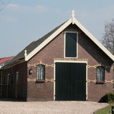 Schuur op rechthoekige plattegrond onder zadeldak, gedekt met gesmoorde Hollandse pannen